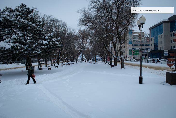 Пешеходная зона улицы Красная зимним днем