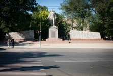 Улица Постовая, памятник освободителям