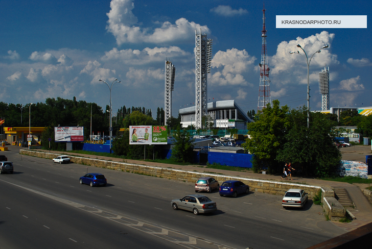 Вид на улицу Вишняковой и стадион "Кубань" с железнодорожного моста