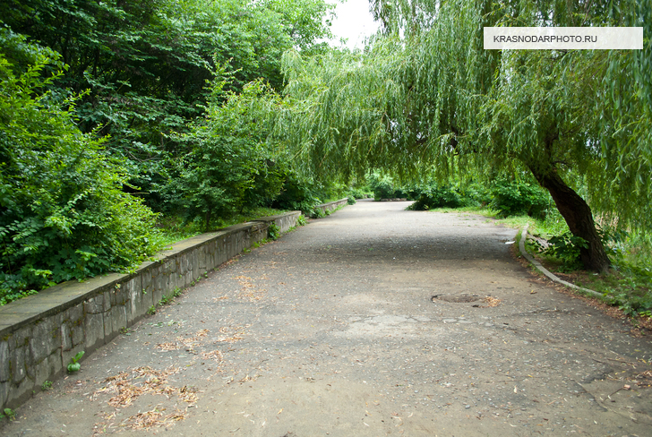 Парковая зона в районе Карасунского озера
