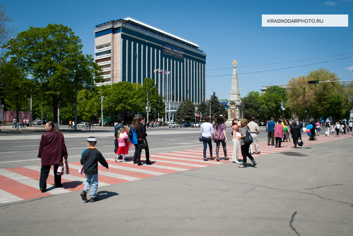 Улица Красная, театральная площадь