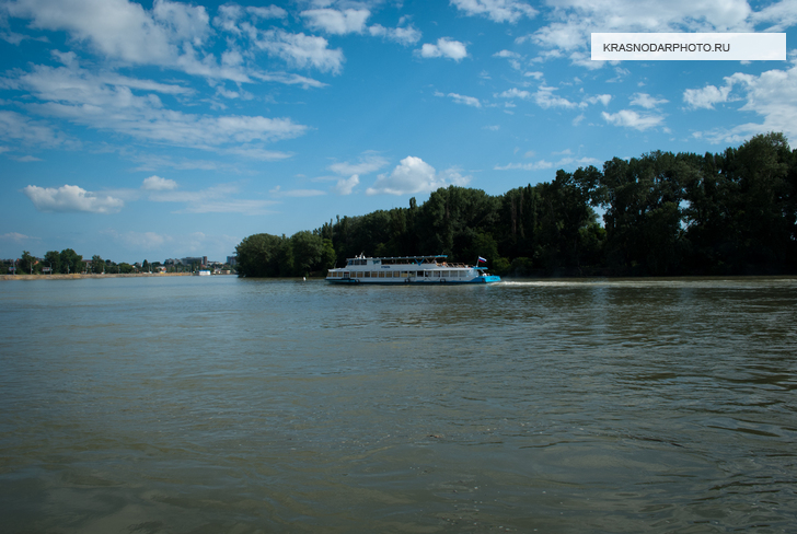 Теплоход "Кубань" на реке Кубань