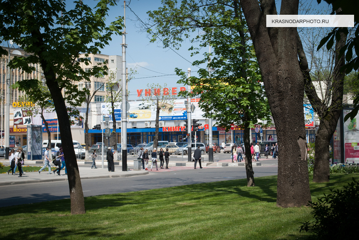 Универсам на пересечении улиц Северная и Красная