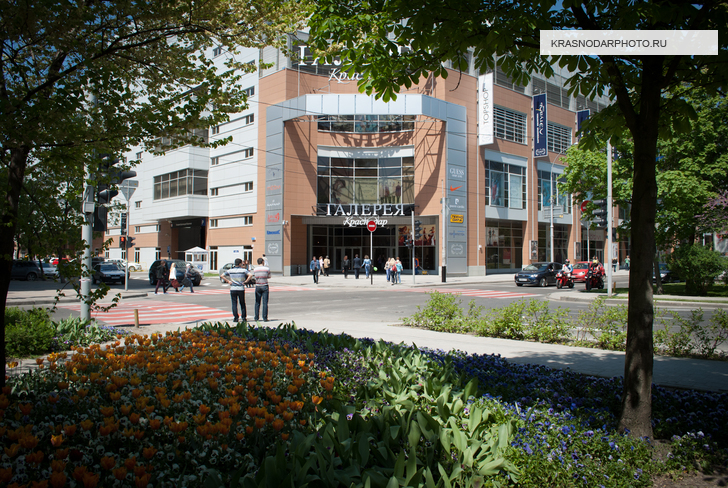 Торговый центр Галерея на пересечении улиц Северная и Красная