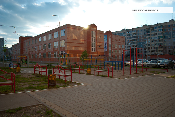 Школа N 101 в Юбилейном микрорайоне