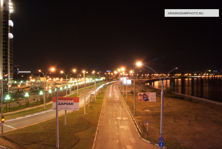 Улица Кубанская набережная в ночное время