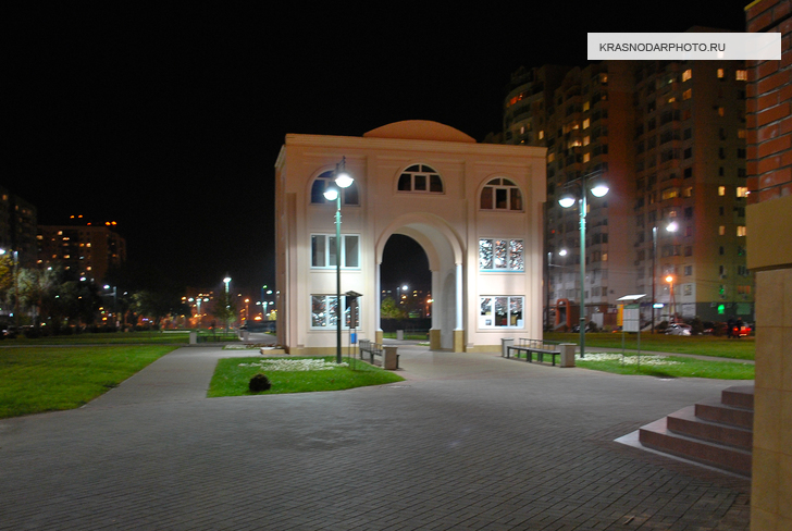 Арка на бульваре Платановый