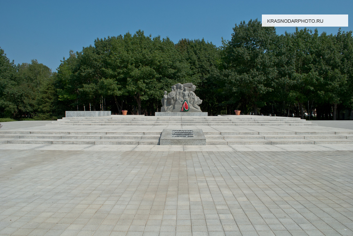 Памятник в Первомайской роще