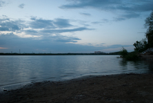 Вечером в Юбилейном микрорайоне на реке Кубань